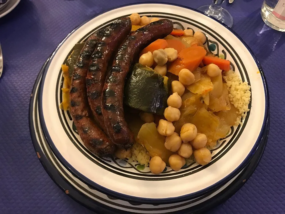 Couscous merguez dans une assiette tunisienne