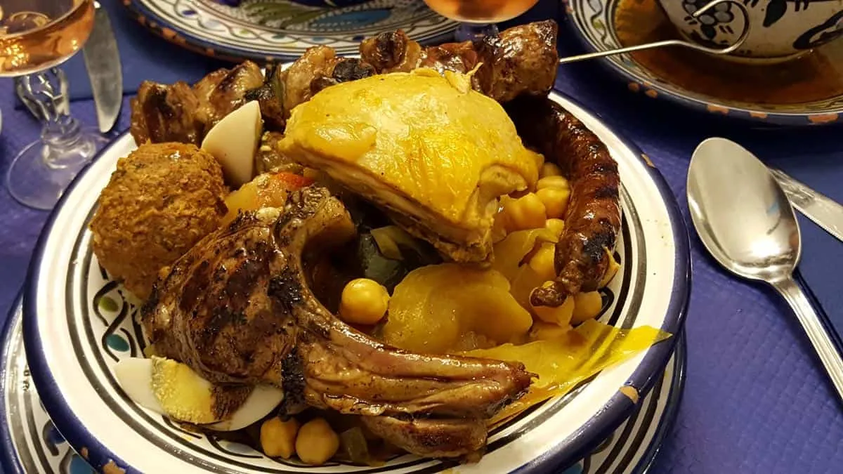 Couscous complet : côtelette, boulette, merguez, poulet et légumes
