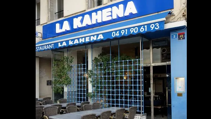 La devanture de La Kahena et son auvent bleu