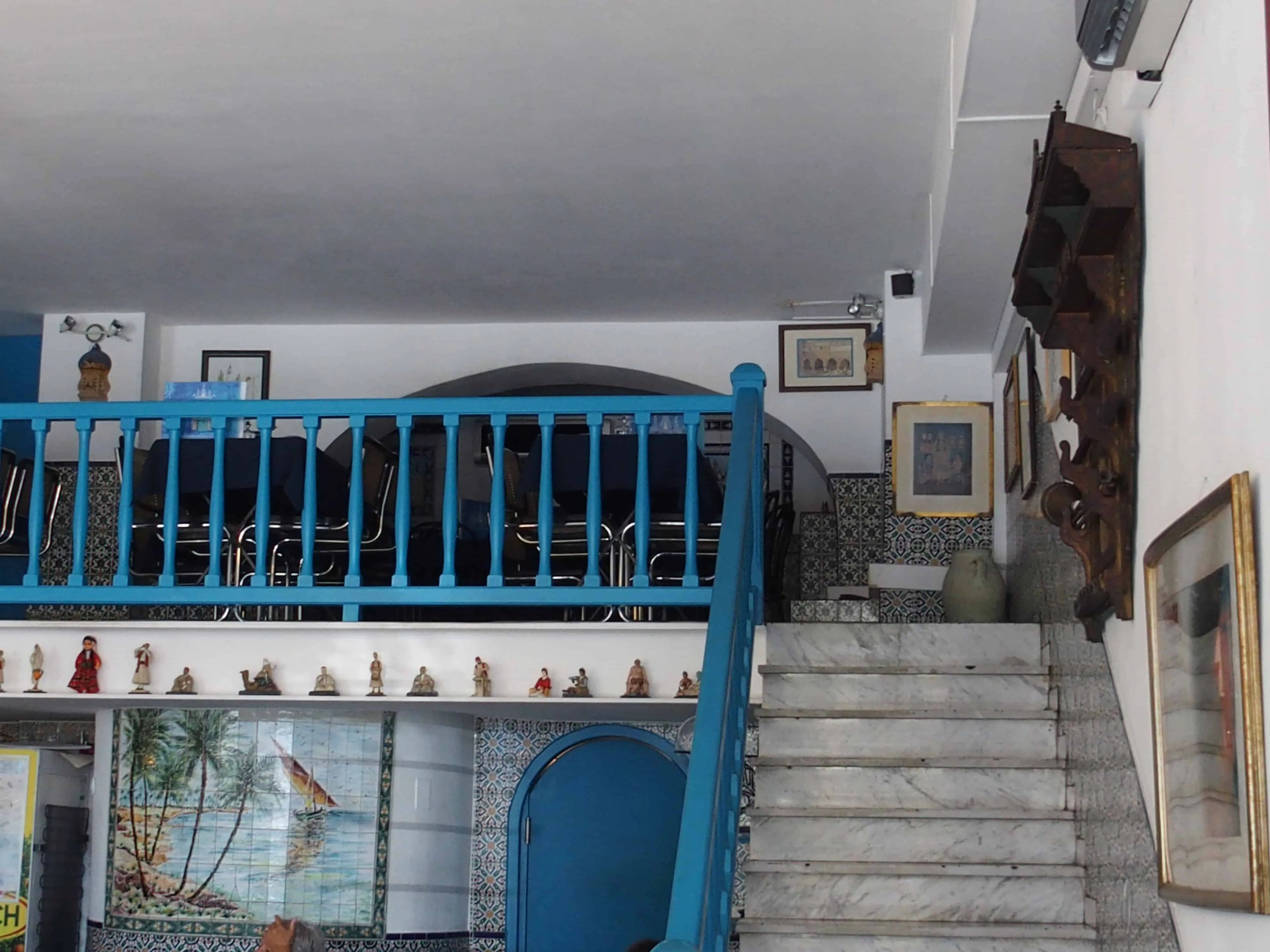 L’escalier bleu qui mène à la mezzanine