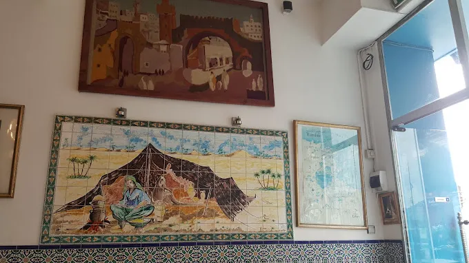 Mur de carreaux et tableaux tunisiens