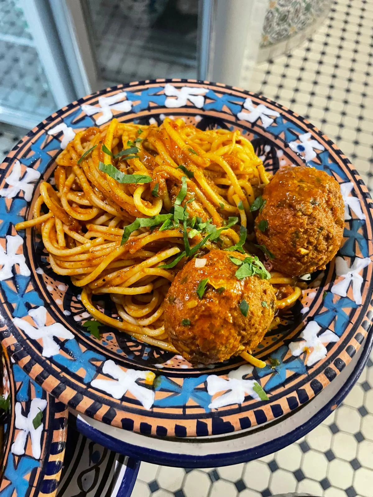 Pâtes aux boulettes de bœuf à la sauce tomate épicée