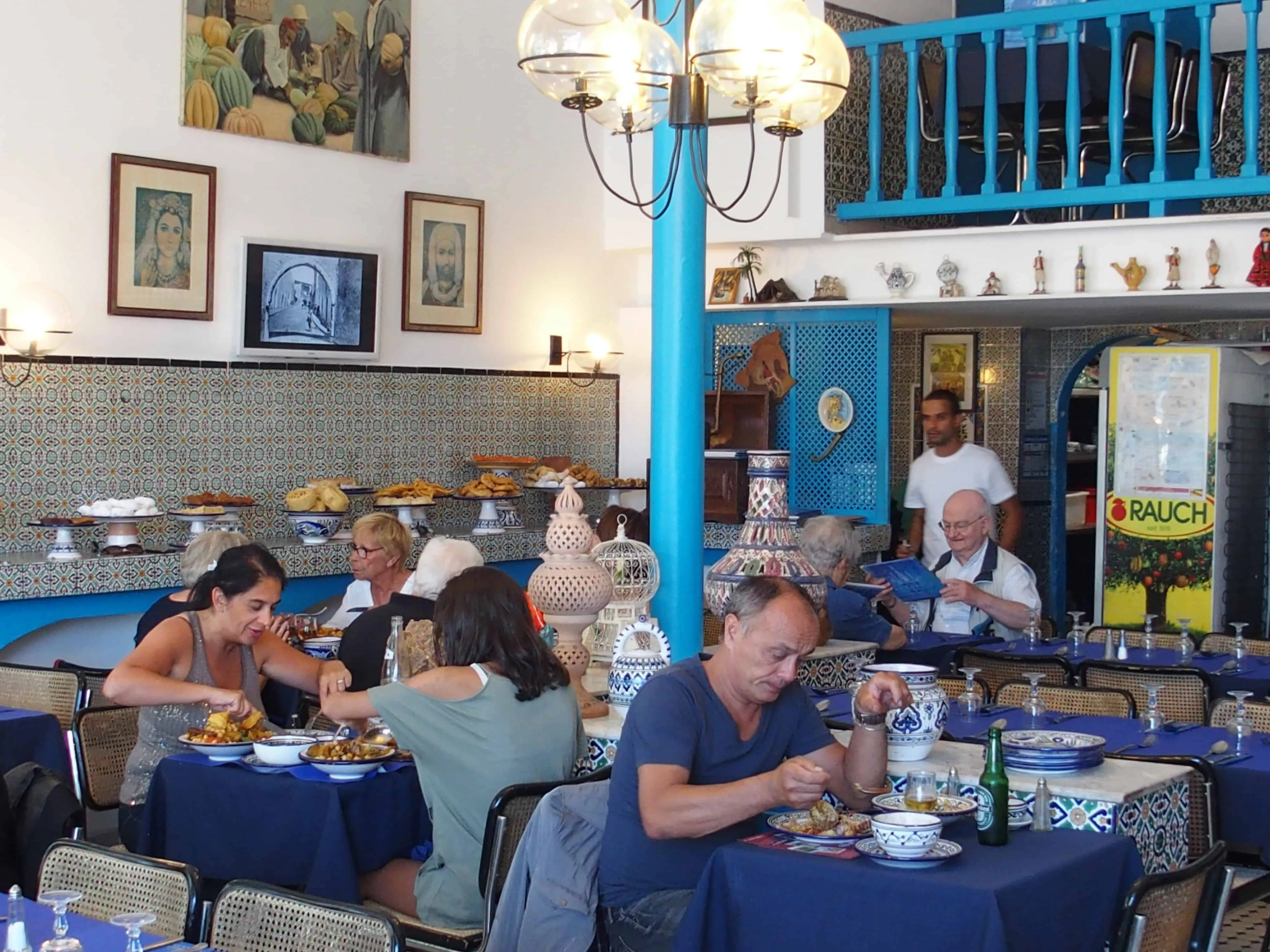 La salle au déjeuner, nappes bleues, mosaïques et escalier bleu