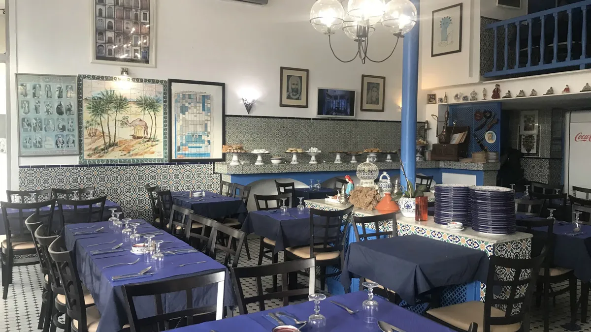 Tables dressées aux nappes bleues dans la salle