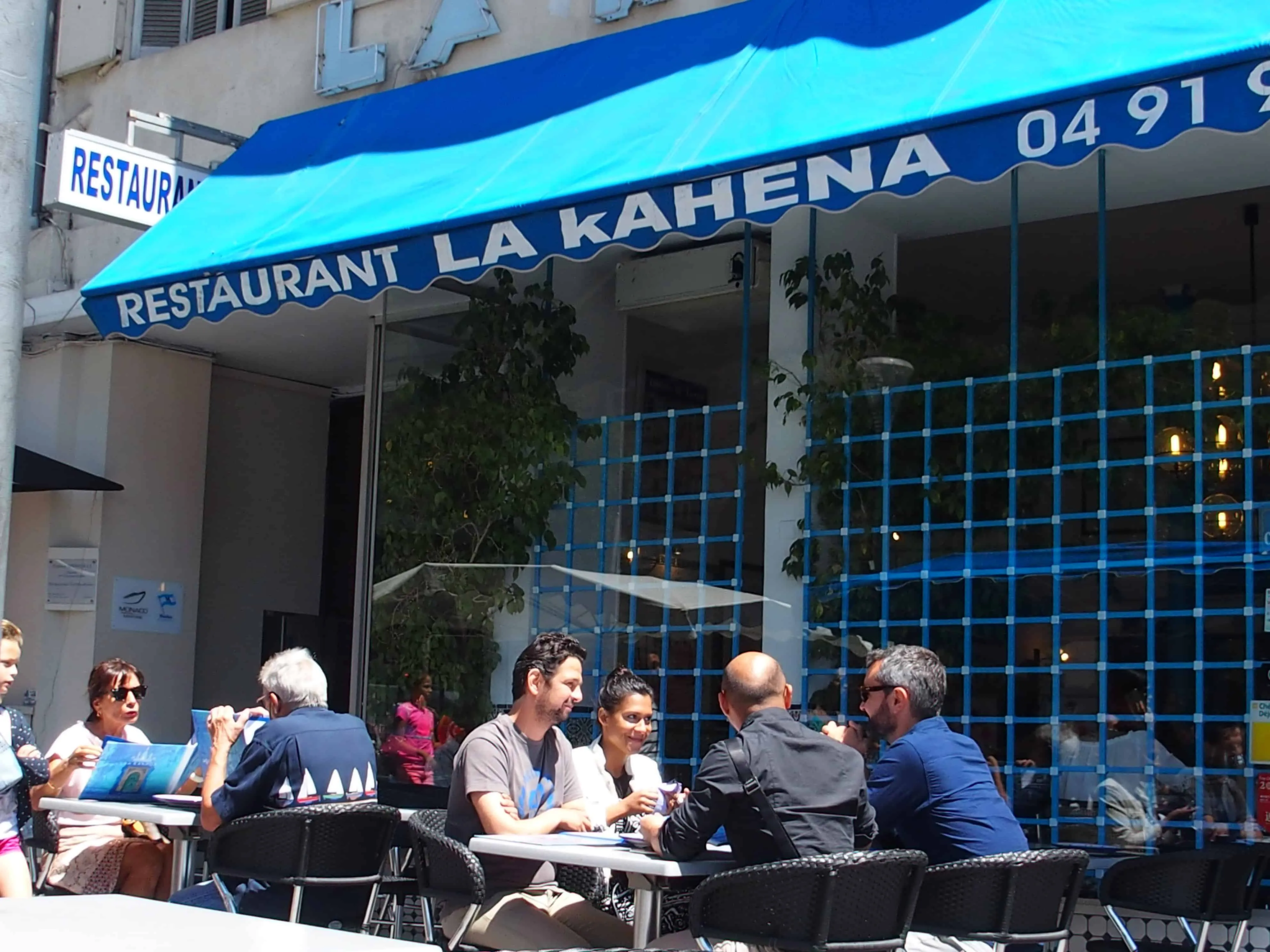 La terrasse sous l’auvent bleu de La Kahena, rue de la République